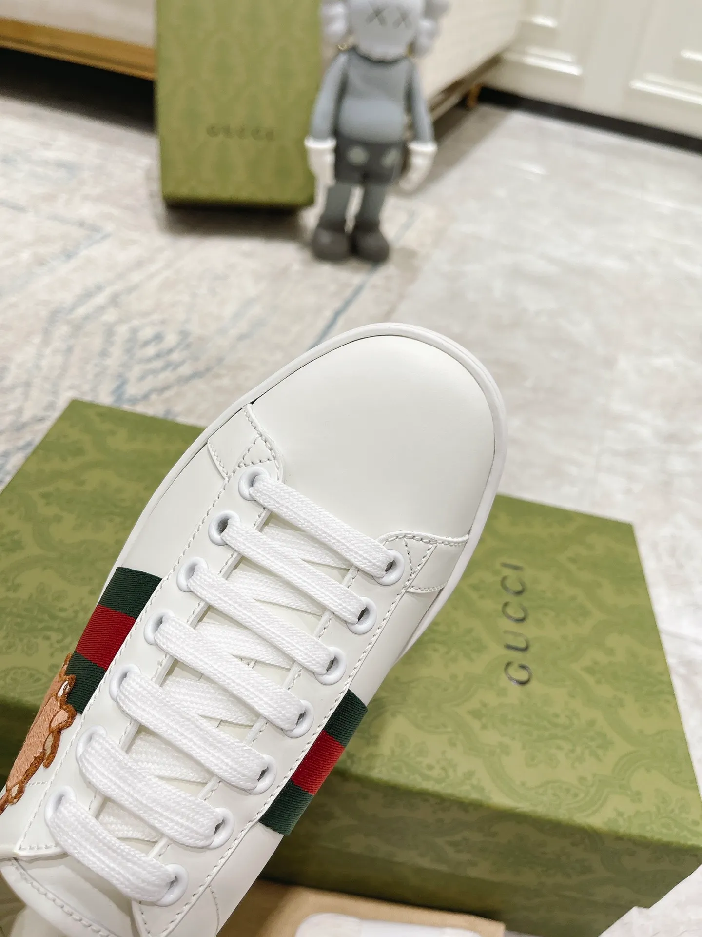 👟👟Ex-factory price 440👟👟 Women's shoe factory GUCCi's latest anti-counterfeiting line classic sports lace-up white shoes for couples ☝︎57 layouts of the whole series are shipped with high quality★ Color matching is being updated continuously... 🔥Look for our upgraded version quality, original mold opening ✔️Original last shape ✔ Everything is authentic from the inside out🥊 🍬Material: 🔸The upper is made of Italian cowhide imported from the original factory. The comfort and softness are higher than ordinary cowhide from domestic factories. ➕Full cowhide lining and foot pads. The lining adopts the same lasting method as the original. The midsole is also printed with double G and the insole is also original molded. 3D craftsmanship❗���Different from ordinary products in the market❗️➕The outsole adopts the original high-density one-to-one sole➕⚠️The snakeskin tail is consistent with the authentic color, and the real snakeskin is a small piece➕🗯The embroidered patches are also authentic. After disassembly, each color comparison is accurate before shipment‼ ️ Shoe size: Female 35-40 Male 39-44